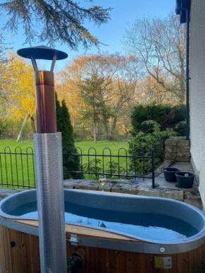 Luxurious & Tranquil staycation - w/ Hot Tub!